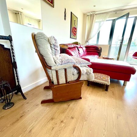 Luxury 2 Bedroom Apartment- Lake View - Free Parking - Wembley Stadium 5Km London Luaran gambar