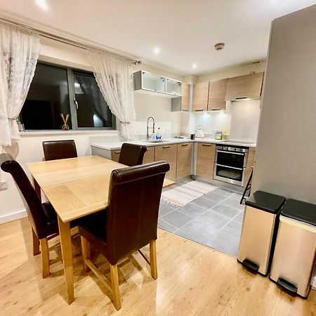 Luxury 2 Bedroom Apartment- Lake View - Free Parking - Wembley Stadium 5Km London Luaran gambar