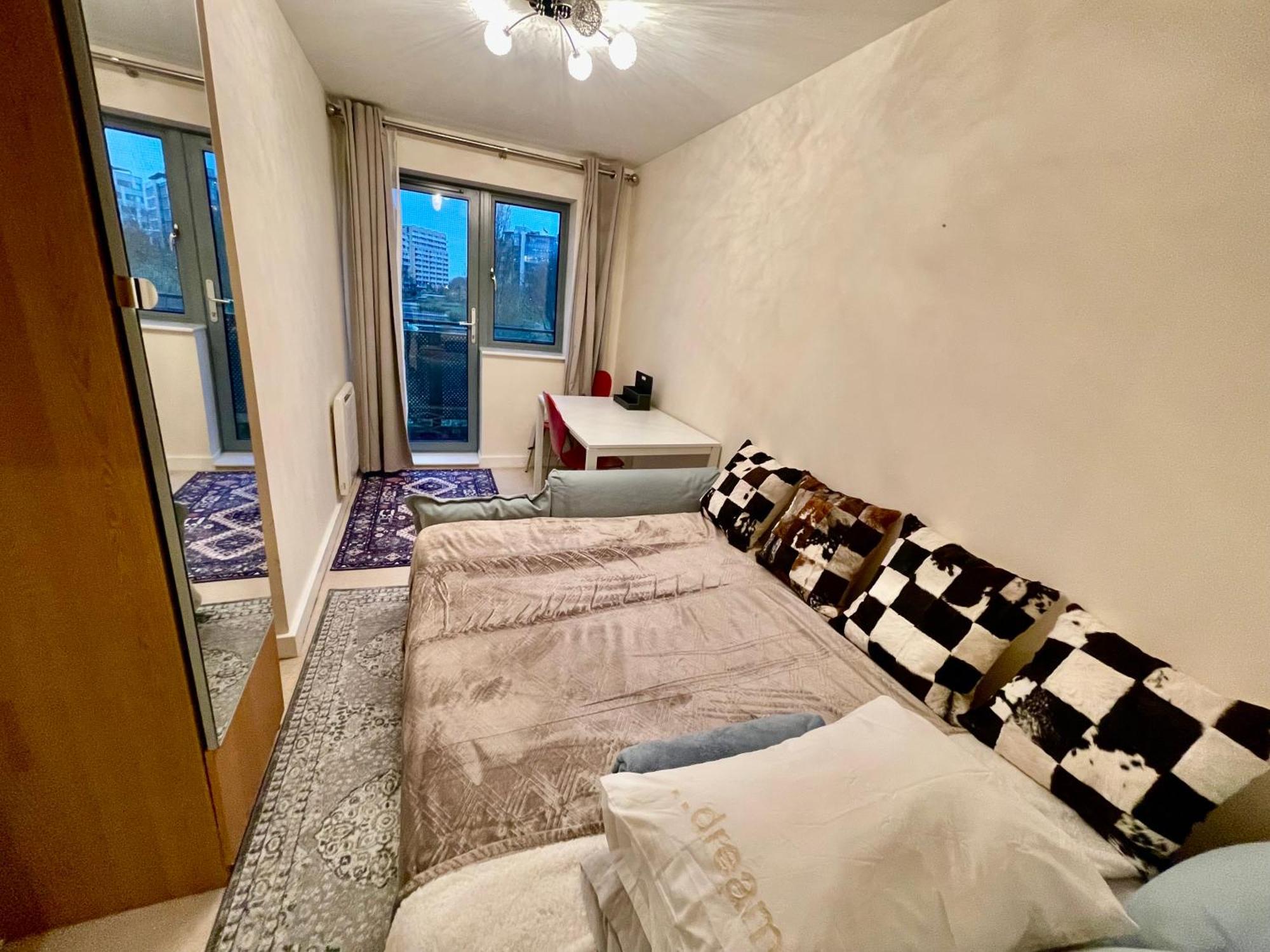 Luxury 2 Bedroom Apartment- Lake View - Free Parking - Wembley Stadium 5Km London Luaran gambar