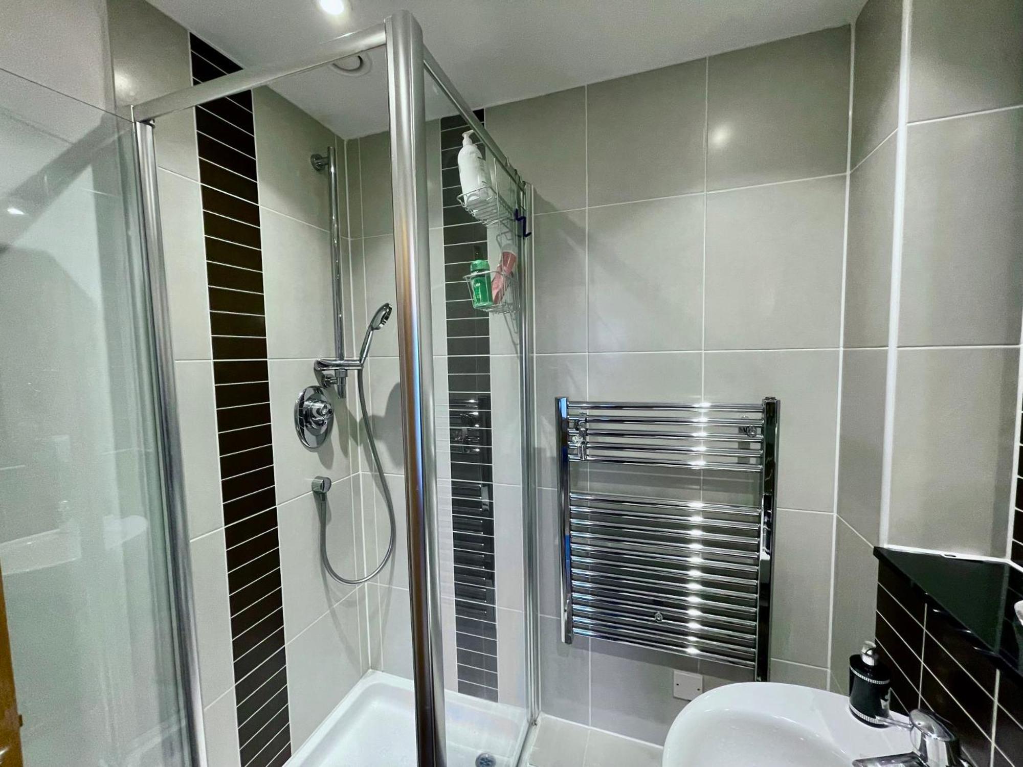 Luxury 2 Bedroom Apartment- Lake View - Free Parking - Wembley Stadium 5Km London Luaran gambar