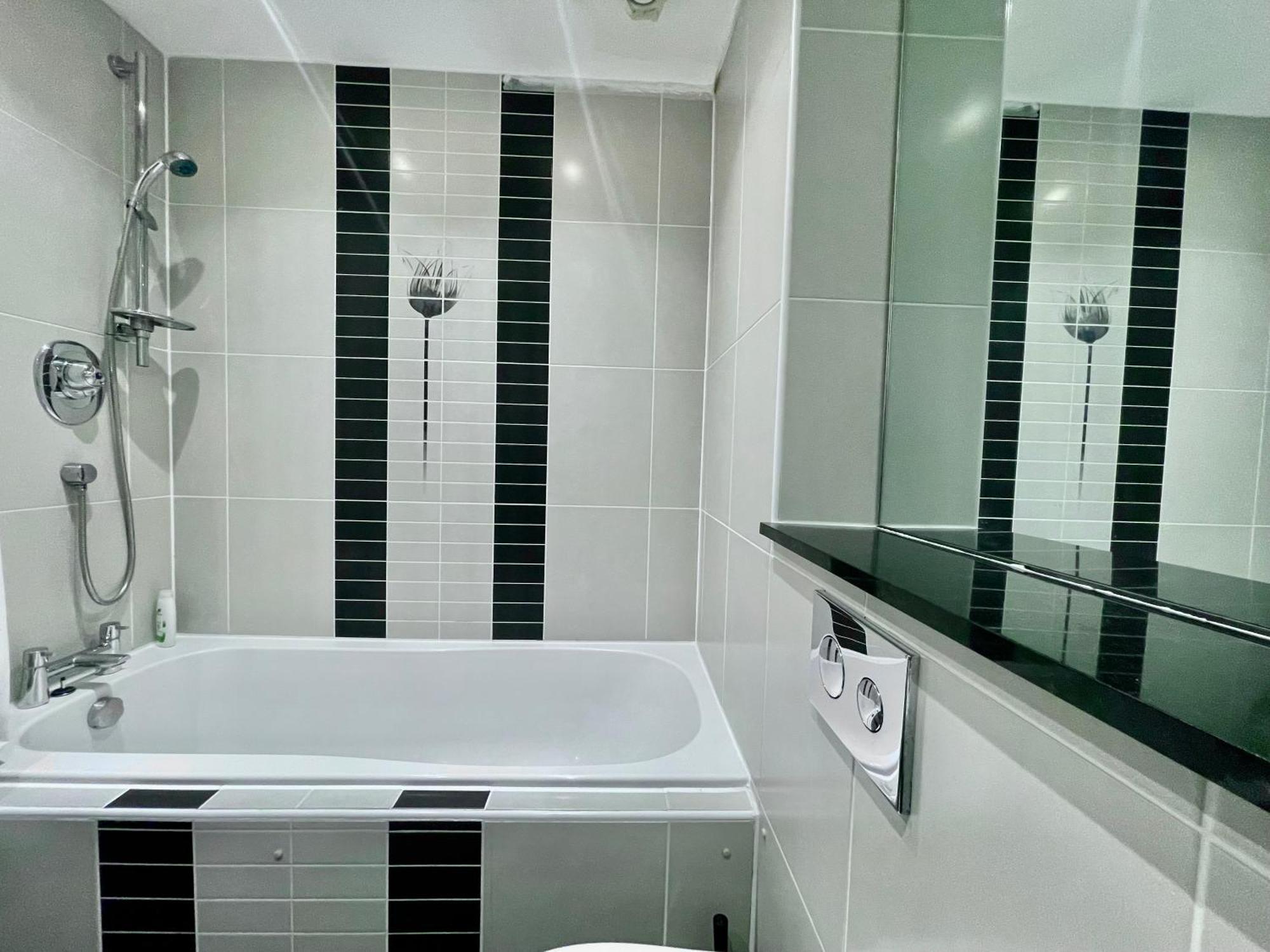 Luxury 2 Bedroom Apartment- Lake View - Free Parking - Wembley Stadium 5Km London Luaran gambar