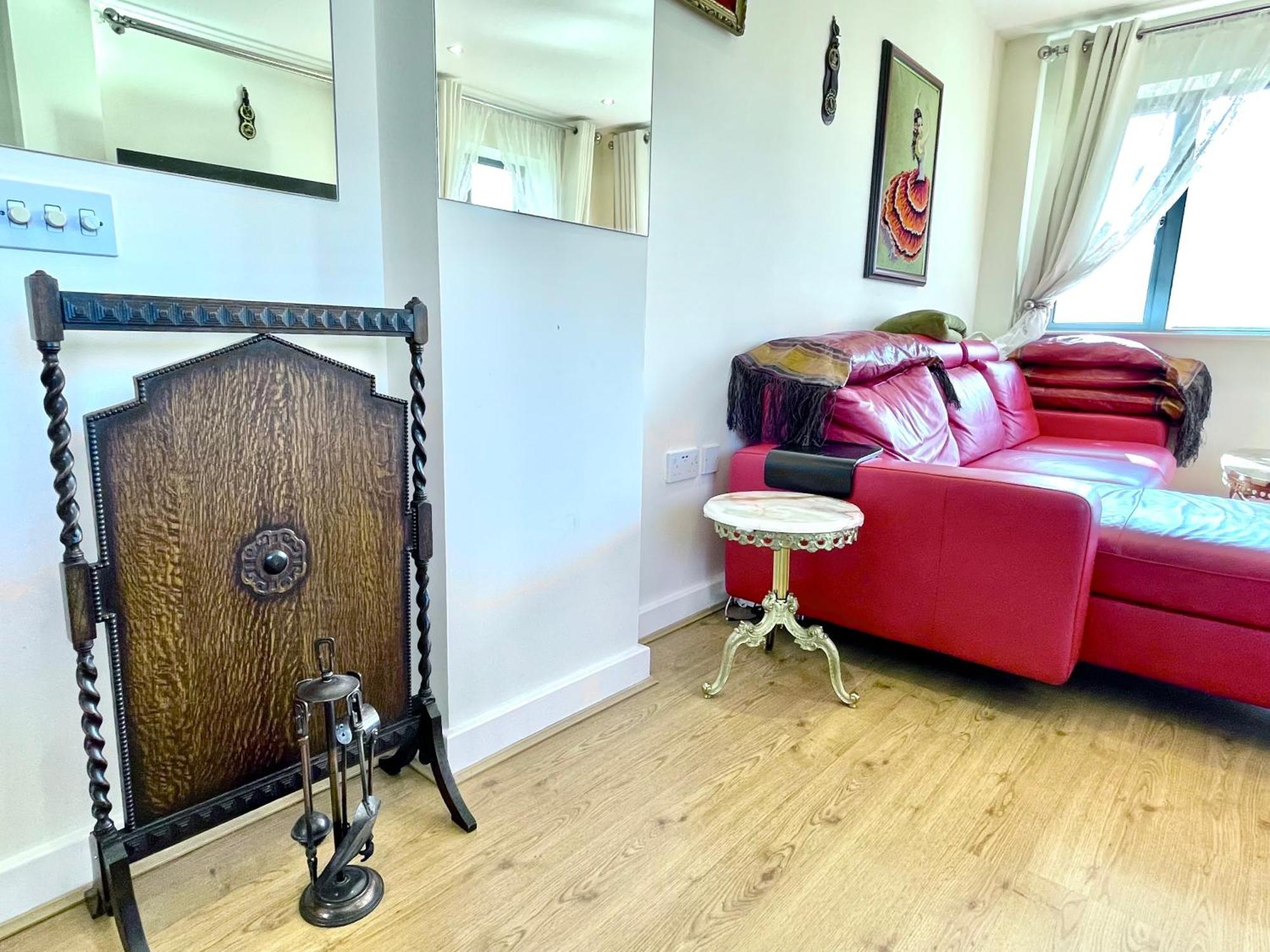 Luxury 2 Bedroom Apartment- Lake View - Free Parking - Wembley Stadium 5Km London Luaran gambar