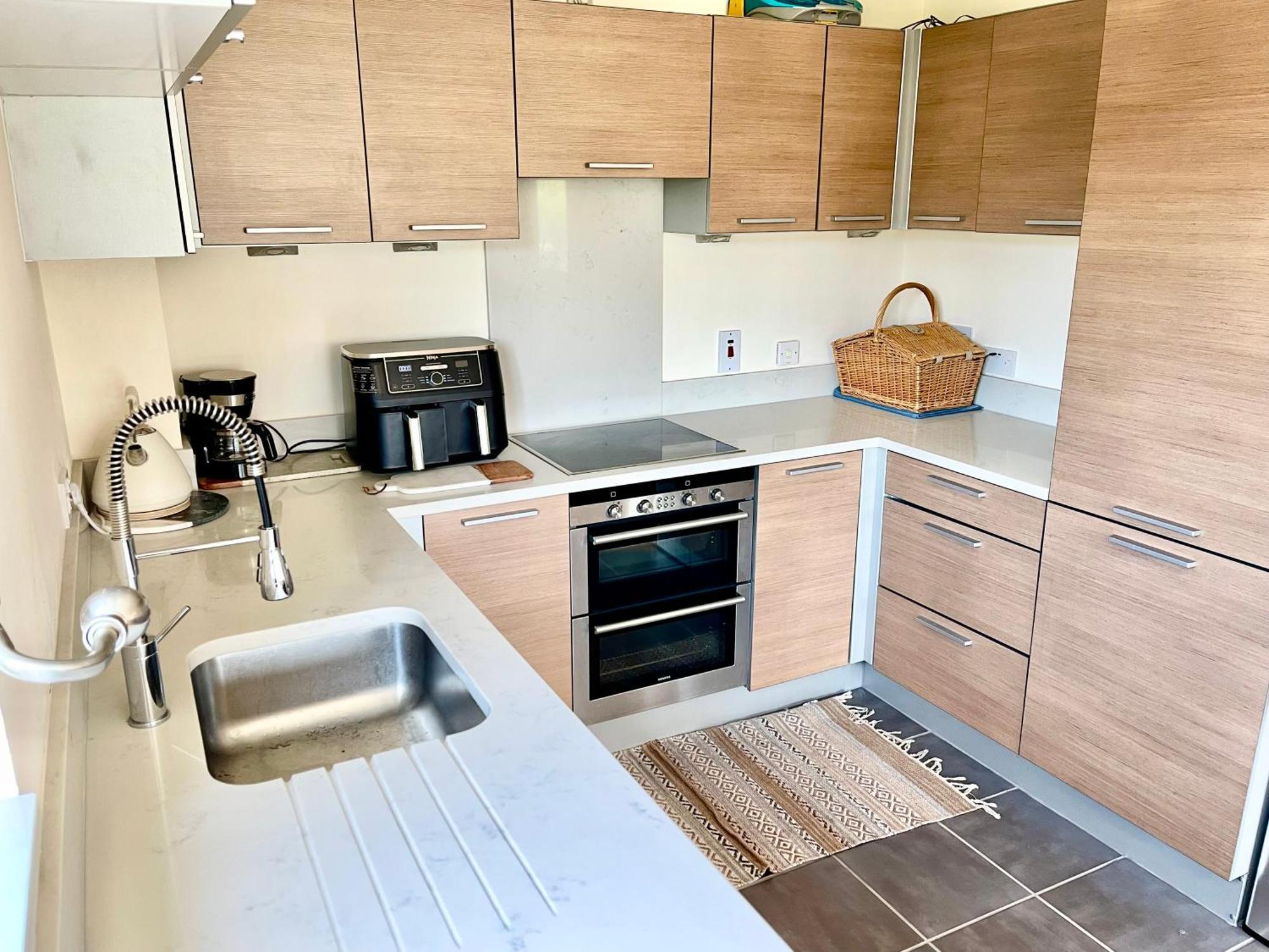 Luxury 2 Bedroom Apartment- Lake View - Free Parking - Wembley Stadium 5Km London Luaran gambar