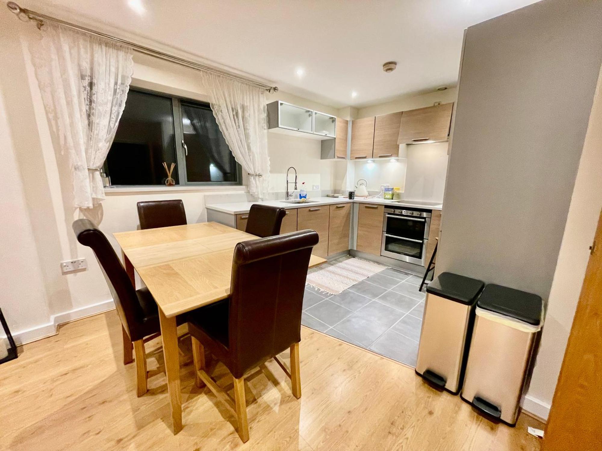 Luxury 2 Bedroom Apartment- Lake View - Free Parking - Wembley Stadium 5Km London Luaran gambar